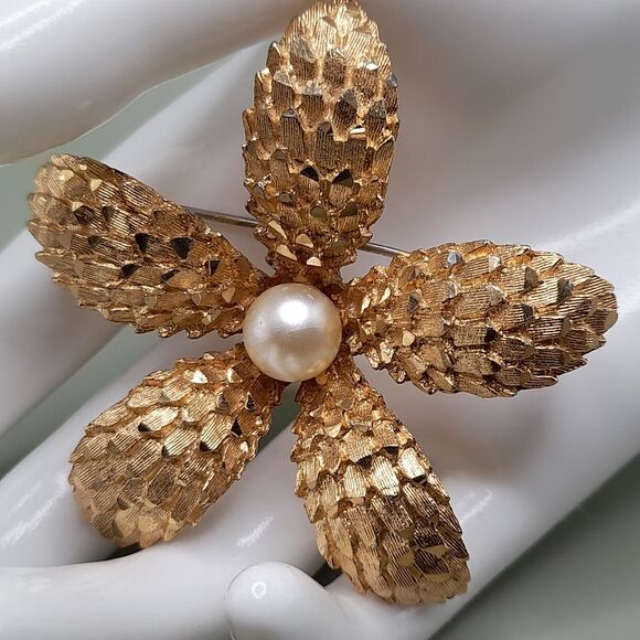 Vintage BSK Flower Brooch, Pin Gold Tone 2.5", Faux Pearl - Picture 4 of 10